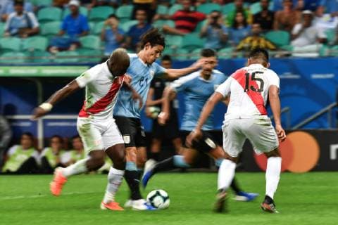 (190630) -- SALVADOR, June 30, 2019 -- Uruguay s Edinson Cavani (2nd L) competes during the Copa America 2019 quarterfinal match between Uruguay and Peru in Salvador, Brazil, June 29, 2019. Peru won 5-4 in penalty shoot-out. ) (SP)BRAZIL-SALVADOR-FOOTBALL-COPA AMERICA 2019-PERU VS URUGUAY XinxYuewei 