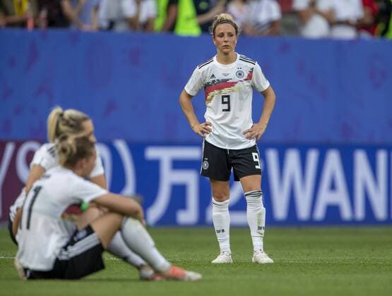 France, Rennes, Roazhon Park, 29 06 2019, Football FIFA Womens World Cup Quarter Finals Germany Sweden picture v l disappointment at Alexandra Popp Germany, 11 , Lena Goeßling Germany, 8 and Svenja Huth Germany, 9 Copyright: HMBxMedia xHeikoxBecker