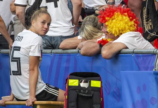 France, Rennes, Roazhon Park, 29 06 2019, Football FIFA Womens World Cup Quarter Finals Germany Sweden Picture v l Disappointment at Giulia Gwinn Germany, 15 comforted by her parents Copyright: HMBxMedia xHeikoxBecker