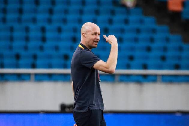 Head coach Jordi Cruyff of Chongqing SWM reacts as he watches his players competing against Tianjin TEDA in their 15th round match during the 2019 Chinese Football Association Super League (CSL) in Chongqing, China, 29 June 2019. Chongqing SWM defeated Tianjin TEDA 1-0. Chongqing SWM beats Tianjin TEDA at 15th round match of 2019 CSL  bjl11485605