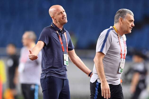Head coach Jordi Cruyff of Chongqing SWM reacts as he watches his players competing against Tianjin TEDA in their 15th round match during the 2019 Chinese Football Association Super League (CSL) in Chongqing, China, 29 June 2019. Chongqing SWM defeated Tianjin TEDA 1-0. Chongqing SWM beats Tianjin TEDA at 15th round match of 2019 CSL  bjl11498770