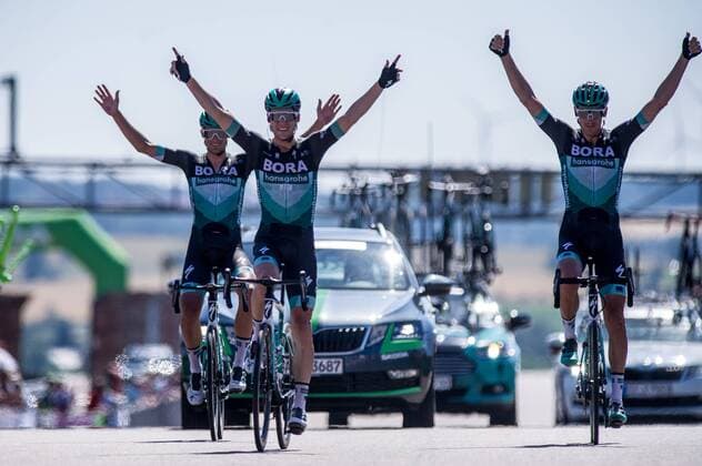 Sport Themen der Woche KW26 Sport Bilder des Tages Maximilian Schachmann (GER BORA-hansgrohe) wird neuer Deutscher Meister im Strassenradsport 2019 auf dem Sachsenring - Zweiter wird Marcus Burghardt (GER BORA-hansgrohe) und Dritter Andreas Schillinger (GER BORA-hansgrohe) - Finish - Zielankunft - Ziel - Aktion Rennszene - Querformat - quer - horizontal - Event Veranstaltung: Deutsche Meisterschaften - Strassenrennen - Elite Maenner - Sachsenring nach to Sachsenring 181.1 km - Ort Location: Sachsenring - Region: Sachsen - Land Country: Deutschland Germany - Datum Date: 30.06.2019 *** Maximilian Schachmann GER BORA hansgrohe becomes new German Champion in Road Cycling 2019 on the Sachsenring second Marcus Burghardt GER BORA hansgrohe and third Andreas Schillinger GER BORA hansgrohe finish finish arrival finish action action racing scene landscape horizontal event event German Championships road race elite men Sachsenring after to Sachsenring 181 1 km place location Sachsenring region Saxony Land Country Germany Date Date 30 06 2019 Stiehl Photography