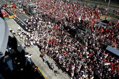 Motorsports: FIA Formula One World Championship, WM, Weltmeisterschaft 2019, Grand Prix of Austria, 77 Valtteri Bottas (FIN, Mercedes AMG Petronas Motorsport), 33 Max Verstappen (NLD, Aston Martin Red Bull Racing), Spielberg Austria