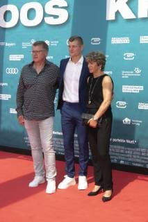 Kroos The film World premiere Cinedom Cologne Germany Date 30 06 2019 Toni Kroos with father Roland and mother Birgit