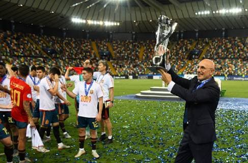 IPP20190701 Football - soccer: UEFA U21, U 21 European Championship, EM, Europameisterschaft 2019, Final match, Spain - Germany, Luis De La Fuente allenatore spagna con la coppa (Verwendung nur in Deutschland - GERMANY ONLY) *** IPP20190701 Football soccer UEFA U21 European Championship 2019, Final match, Spain Germany, Luis De La Fuente alleatore spagna con la coppa Use only in Germany GERMANY ONLY 