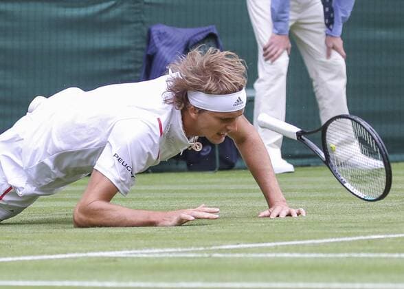 Alexander Zverev slips and falls to the ground Copyright: xJuergenxHasenkopfx