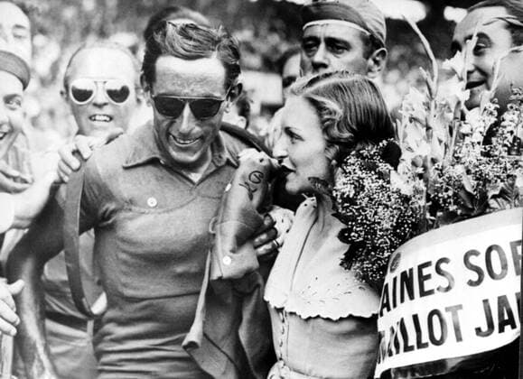 Bildnummer: 59996019 Datum: 02.05.2001 Copyright: imago United Archives International Fausto Coppi of Italy, the overall winner of the Tour De France is congratulated after the race by actress Lyne Renaud. 24th July 1949. kbdig 2001 quer  59996019 Date 02 05 2001 Copyright Imago United Archives International Fausto Coppi of Italy The Overall Winner of The Tour de France IS congratulated After The Race by actress Lyne Renaud 24th July 1949 Kbdig 2001 horizontal   UnitedArchives59996019