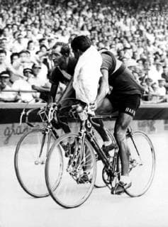 Bildnummer: 59996021 Datum: 02.05.2001 Copyright: imago United Archives International Two of the Italian riders, Bartali and Corrieri, are shown making their Tour of Honour, in the Parc des Princes after the finish of the Tour De France. The overall winner of the 4,000 kilometre race was Fausto Coppi of Italy. 24th July 1949. kbdig 2001 hoch  59996021 Date 02 05 2001 Copyright Imago United Archives International Two of The Italian Riders and Corrieri are Shown Making their Tour of Honour in The Parc the Princes After The Finish of The Tour de France The Overall Winner of The 4 000 kilometer Race what Fausto Coppi of Italy 24th July 1949 Kbdig 2001 vertical   UnitedArchives59996021