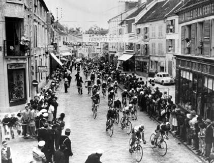 CYCLISTS IN ACTION AT TOUR DE FRANCE CYCLE RACE IN FRANCE 25 JUNE 1963 Copyright Topfoto PUBLICA imago 81485498 CYCLISTS IN ACTION AT TOUR DE FRANCE CYCLE RACE IN FRANCE ; 25 JUNE 1963, Copyright: Topfoto  UnitedArchivesIPU459341  UnitedArchives81485498
