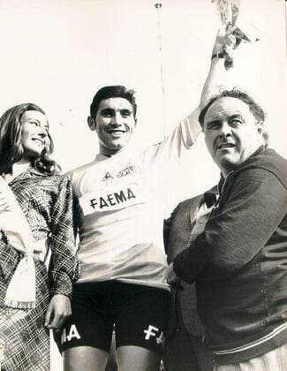 Tour de France 1969: Eddy MERCKX with the yellow shirt next to his coach, Guillaume DRIESSENS.  x462696x  x84830909stx