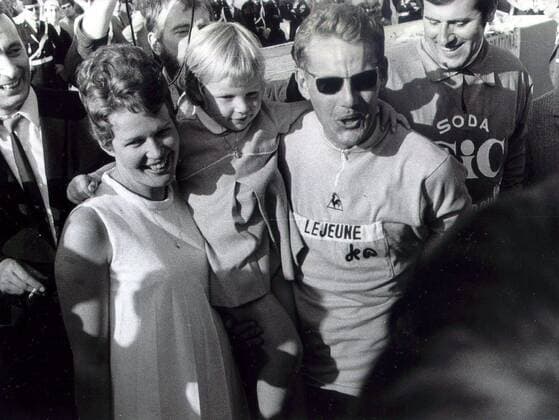 22 07 1968 PARIS : The dutch cyclist , Jan JANSSEN wins the 55 th Tour de France here in Paris after beating Belgian VAN SPRINGEL in the last etappe in Paris. Jan JANSSEN is congratulated by his wife and his daughter. FILESxAFP xBELGA  x270594x FILESxAFP xBELGA  x85097281stx