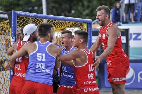 2019.07.02 Stare Jablonki Pilka reczna plazowa Mezczyzn Mistrzostwa Europy EURO 2019 Polska - Szwecja N z Mikolaj Czaplinski, Lukasz Niedzielak, radosc, wygrana, zwyciestwo Foto Marcin Bulanda PressFocus 2019.07.02 Stare Jablonki Beach Handball Men s European Championship, EM, Europameisterschaft EURO 2019 Polska - Szwecja Mikolaj Czaplinski, Lukasz Niedzielak, radosc, wygrana, zwyciestwo Credit: Marcin Bulanda PressFocus NEWSPIX.PL --- Newspix.pl 20190702PF_MB463