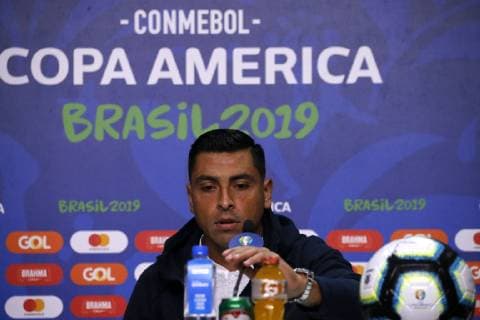 Futbol, conferencia de prensa de la seleccion chilena Copa America 2019 El jugador de la seleccion chilena Gonzalo Jara se dirige a los medios de comunicacion durante la conferencia de prensa realizada en el estadio Arena de Gremio de Porto Alegre, Brasil. 02 07 2019 Andres Pina Photosport Football, Chilean national team, Nationalteam press conference, PK, Pressekonferenz Copa America Championship 2019 Chile s player Gonzalo Jara speaks to the medias during the press conference held at the Arena do Gremio stadium in Porto Alegre, Brazil. 02 07 2019 Andres Pina Photosport Conferencia de prensa de la seleccion chilena en el estadio de Gremio, Copa America 2019 