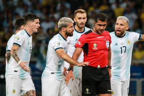 Brazil vs. Argentina BELO HORIZONTE, MG - 02.07.2019: BRAZIL VS. ARGENTINA - Argentine players complain with the referee during a match between Brazil and Argentina, valid for the semifinal of Copa América 2019, held on Tuesday (02) at the Estádio do Mineirão in Belo Horizonte, MG. (Photo: Dudu Macedo Fotoarena) x1757508x  DuduxMacedo