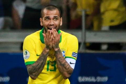 Brazil vs. Argentina BELO HORIZONTE, MG - 02.07.2019: BRAZIL VS. ARGENTINA - Daniel Alves lament yellow card during match between Brazil and Argentina, valid for the semifinal of Copa America 2019, held on Tuesday (02) at the Estádio do Mineirão in Belo Horizonte, MG. (Photo: Dudu Macedo Fotoarena) x1757531x  DuduxMacedo
