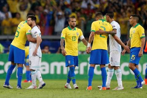 Argentinian Lionel Messi (2L) receives a hug from Brazil s Casemiro while Angel Di Maria (2R) embraces Thiago Silva of Brazil (3R) after the Copa America 2019 semi-finals soccer match between Brazil and Argentina, at Mineirao Stadium in Belo Horizonte, Brazil, 2 July 2019. Brazil vs. Argentina !ACHTUNG: NUR REDAKTIONELLE NUTZUNG!  Copyright: xThomasxSantosx SCA23222 20190703-636977250431522532