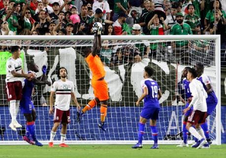 Haiti goalkeeper Johny Placide (C) catches a ball during the semifinal of Copa de Oro of Concacaf, between Haiti and Mexico, in State Farm Stadium of Glendale, Arizona, US, 02 July 2019. Haiti vs Mexico !ACHTUNG: NUR REDAKTIONELLE NUTZUNG!  Copyright: xPhilxSotox AME3059 20190703-636977342064676940
