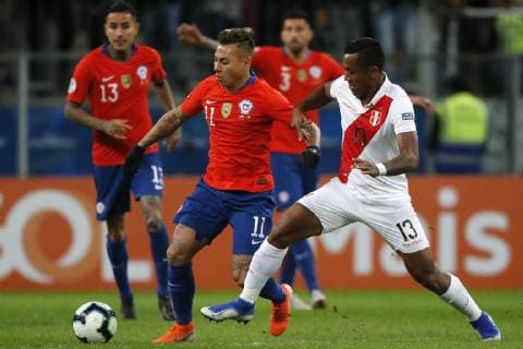 Futbol, Chile vs Peru Copa America 2019 El jugador de la seleccion chilena Eduardo Vargas, izquierda , disputa el balon con Renato Tapia de Peru durante el partido de semifinal de la Copa America realizado en el estadio Arena de Gremio de Porto Alegre, Brasil. 03 07 2019 Andres Pina Photosport Football, Chile vs Peru Copa America Championship 2019 Chile s player Eduardo Vargas, left , battles for the ball against Renato Tapia of Peru during the Copa America semifinal match held at the Arena do Gremio stadium in Porto Alegre, Brazil. 03 07 2019 Andres Pina Photosport Chile vs Peru, Copa America 2019 