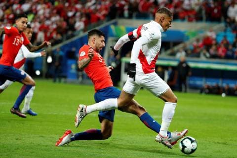 Maripan (L) of Chile vies for the ball against Paolo Guerrero (R) of Peru during the Copa America 2019 semi-finals soccer match between Chile and Peru, at Arena do Gremio Stadium in Porto Alegre, Brazil, 3 July 2019. Chile vs. Peru !ACHTUNG: NUR REDAKTIONELLE NUTZUNG!  Copyright: xJosexMendezx SCA2471 20190704-636978053486428583