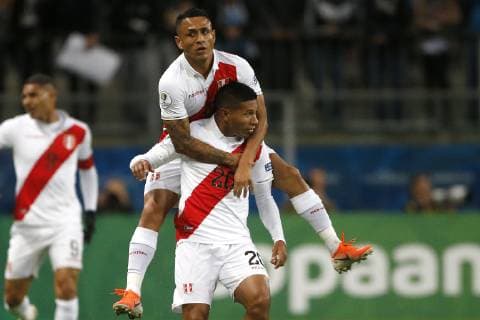Futbol, Chile vs Peru Copa America 2019 El jugador de la seleccion peruana Edison Flores, centro, celebra con sus companeros su gol contra Chile durante el partido de semifinal de la Copa America disputado en el estadio Arena de Gremio de Porto Alegre, Brasil. 03 07 2019 Andres Pina Photosport Football, Chile vs Peru Copa America Championship 2019 Peru s player Edison Flores, center, celebrates with teammates after scoring against Chile during the Copa America semifinal match held at the Arena do Gremio stadium in Porto Alegre, Brazil. 03 07 2019 Andres Pina Photosport Chile vs Peru, Copa America 2019 