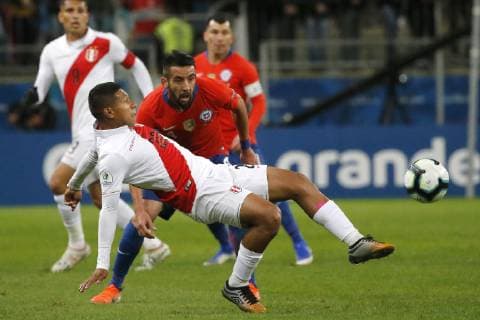 Futbol, Chile vs Peru Copa America 2019 El jugador de la seleccion peruana Edison Flores controla el balon durante el partido de semifinal de la Copa America contra Chile disputado en el estadio Arena de Gremio de Porto Alegre, Brasil. 03 07 2019 Andres Pina Photosport Football, Chile vs Peru Copa America Championship 2019 Peru s player Edison Flores controls the ball during the Copa America semifinal match against Chile held at the Arena do Gremio stadium in Porto Alegre, Brazil. 03 07 2019 Andres Pina Photosport Chile vs Peru, Copa America 2019 