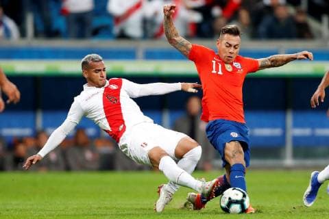 Chile s Eduardo Vargas (R) vies for the ball against Peru s Miguel Trauco during the Copa America 2019 semi-finals soccer match between Chile and Peru, at Arena do Gremio Stadium in Porto Alegre, Brazil, 3 July 2019. Chile vs. Peru !ACHTUNG: NUR REDAKTIONELLE NUTZUNG!  Copyright: xMarceloxOliveirax SCA24113 20190704-636978073469353223