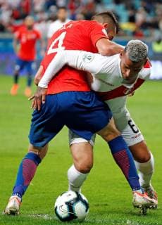 Chile s Mauricio Isla (L) vies for the ball against Peru s Miguel Trauco during the Copa America 2019 semi-finals soccer match between Chile and Peru, at Arena do Gremio Stadium in Porto Alegre, Brazil, 3 July 2019. Chile vs. Peru !ACHTUNG: NUR REDAKTIONELLE NUTZUNG!  Copyright: xSebastiaoxMoreirax SCA24143 20190704-636978082916740314