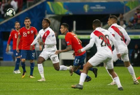 Chile X Peru PORTO ALEGRE, RS - 03.07.2019: CHILE X PERU - André Carrillo Diaz is bidding during the match between Chile and Peru, valid for the semifinal of Copa America 2019, held this Wednesday (03) at the Arena of Grêmio, in Porto Alegre, RS. (Photo: Raul Pereira Fotoarena) x1757855x  RaulxPereira
