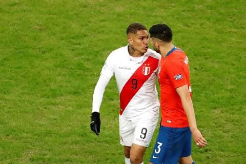 Sport Bilder des Tages Chile s Guillermo Maripan (R) argues with Peru s Paolo Guerrero during the Copa America 2019 semi-finals soccer match between Chile and Peru, at Arena do Gremio Stadium in Porto Alegre, Brazil, 3 July 2019. Chile vs. Peru !ACHTUNG: NUR REDAKTIONELLE NUTZUNG!  Copyright: xMauricioxDuenasxCastanedax SCA24162 20190704-636978093670786532