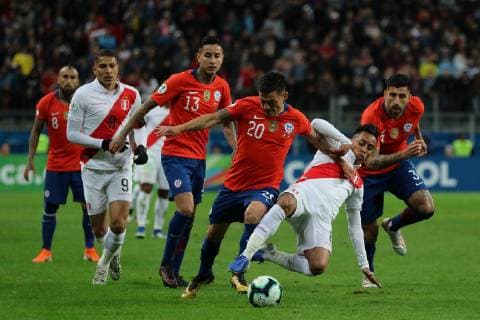 Futbol, Chile vs Peru Copa America 2019 El jugador de la seleccion chilena Charles Aranguiz, centro, disputa el balon con Christian Cueva de Peru durante el partido de semifinal de la Copa America realizado en el estadio Arena de Gremio de Porto Alegre, Brasil. 03 07 2019 Max Peixoto Dia Esportivo Photosport Football, Chile vs Peru Copa America Championship 2019 Chile s player Charles Aranguiz, center, battles for the ball against Christian Cueva of Peru during the Copa America semifinal match held at the Arena do Gremio stadium in Porto Alegre, Brazil. 03 07 2019 Max Peixoto Dia Esportivo Photosport Chile vs Peru, Copa America 2019 
