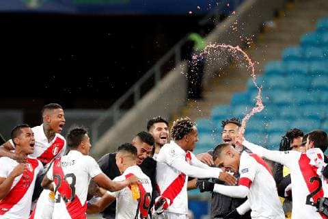 Peru s players celebrate their victory during the Copa America 2019 semi-finals soccer match between Chile and Peru, at Arena do Gremio Stadium in Porto Alegre, Brazil, 3 July 2019. Chile vs. Peru !ACHTUNG: NUR REDAKTIONELLE NUTZUNG!  Copyright: xSebastiaoxMoreirax SCA24207 20190704-636978117305621939
