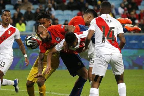 Futbol, Chile vs Peru Copa America 2019 El jugador de la seleccion chilena Arturo Vidal, centro, disputa el balon con la defensa de Peru durante el partido de semifinal de la Copa America realizado en el estadio Arena de Gremio de Porto Alegre, Brasil. 03 07 2019 Andres Pina Photosport Football, Chile vs Peru Copa America Championship 2019 Chile s player Arturo Vidal, center, battles for the ball against the defense of Peru during the Copa America semifinal match held at the Arena do Gremio stadium in Porto Alegre, Brazil. 03 07 2019 Andres Pina Photosport Chile vs Peru, Copa America 2019 