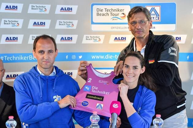 FIVB Beach Volleyball World Championships Hamburg 2019 04 07 2019 Beach Volleyball World Championships Hamburg 2019, Aldi Nord seals partnership with Techniker Beach Tour, Kira Walkenhorst, with Rene Hecht, right, President DVV, and Kay Rüschoff, Managing Director Marketing Aldi Nord, left xtbx