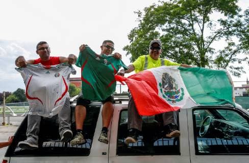 Fans of the Mexican soccer team cheer from the outside of the team s training site in Chicago, USA, 4 July 2019. Mexico will face the United States on Sunday for the CONCACAF Gold Cup final. Training of the Mexican national soccer team !ACHTUNG: NUR REDAKTIONELLE NUTZUNG!  Copyright: xKAMILxKRZACZYNSKIx AME3704 20190705-636978947009681118