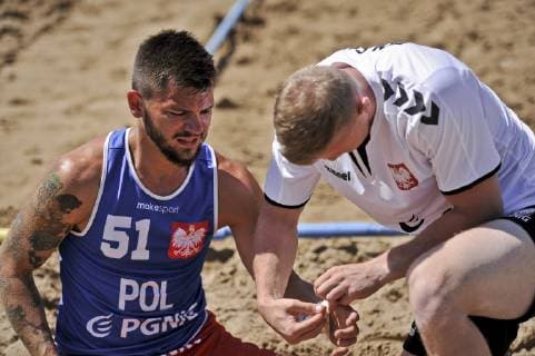 Beachhandball, EM in Polen 2019.07.05 Stare Jablonki Pilka reczna plazowa Mezczyzn Mistrzostwa Europy EURO 2019 Polska - Szwajcaria N z Bartosz Wojdak, uraz, kontuzja, reki, reka Foto Marcin Bulanda PressFocus 2019.07.05 Stare Jablonki Beach Handball Men s European Championship, EM, Europameisterschaft EURO 2019 Polska - Szwajcaria Bartosz Wojdak, uraz, kontuzja, reki, reka Credit: Marcin Bulanda PressFocus NEWSPIX.PL --- Newspix.pl 20190705PF_MB141