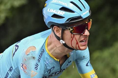 BRUSSELS, BELGIUM - JULY 6 : FUGLSANG Jakob (DEN) of ASTANA PRO TEAM returns with his teammates after a crash during stage 1 of the 106th edition of the 2019 Tour de France cycling race, a stage of 194.5 kms with start and finish in Brussels on July 06, 2019 in Brussels, Belgium, 6 07 2019 ( Photo Pool by Jeff Pachoud Photo News CYCLISME : Tour de France 2019 - Etape 01 - 06 07 2019 PHOTONEWS PANORAMIC 