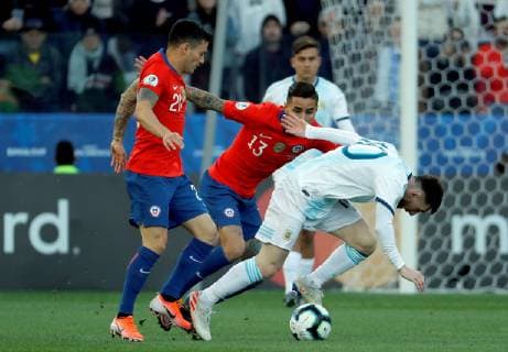 Argentina s Lionel Messi (R) vies for the ball with Chile s Aranguiz (L) and Erick Pulgar during the Copa America 2019 3rd place soccer match between Argentina and Chile, at Arena Corinthians Stadium in Sao Paulo, Brazil, 6 July 2019. Argentina vs. Chile !ACHTUNG: NUR REDAKTIONELLE NUTZUNG!  Copyright: xPauloxWhitakerx SCA2523 20190706-636980444466933292