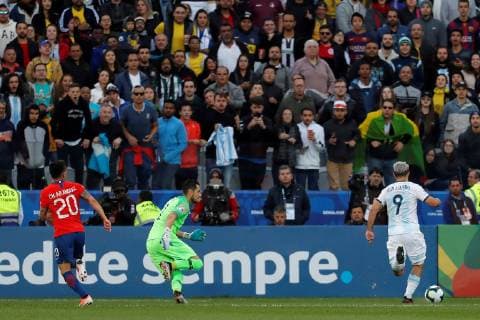 Argentina s Kun Aguero (R) in action during the Copa America 2019 3rd place soccer match between Argentina and Chile, at Arena Corinthians Stadium in Sao Paulo, Brazil, 6 July 2019. Argentina vs. Chile !ACHTUNG: NUR REDAKTIONELLE NUTZUNG!  Copyright: xPauloxWhitakerx SCA2529 20190706-636980448412406578