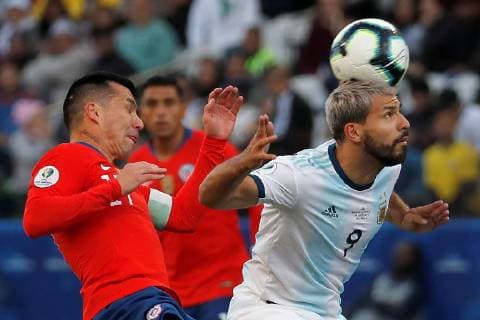 Argentina s Kun Aguero (R) in action during the Copa America 2019 3rd place soccer match between Argentina and Chile, at Arena Corinthians Stadium in Sao Paulo, Brazil, 6 July 2019. Argentina vs. Chile !ACHTUNG: NUR REDAKTIONELLE NUTZUNG!  Copyright: xPauloxWhitakerx SCA2540 20190706-636980452197841039