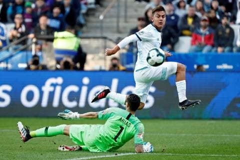 Argentine Paulo Dybala (R) scores against goalkeeper Arias Gabriel Arias, during the Copa America 2019 3rd place soccer match between Argentina and Chile, at Arena Corinthians Stadium in Sao Paulo, Brazil, 6 July 2019. Argentina vs. Chile !ACHTUNG: NUR REDAKTIONELLE NUTZUNG!  Copyright: xSebastiaoxMoreirax SCA2551 20190706-636980455473696544