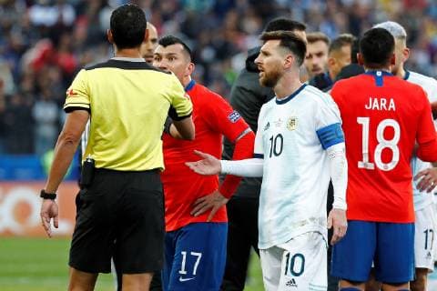 Argentine Lionel Messi argues with the refere, during the Copa America 2019 3rd place soccer match between Argentina and Chile, at Arena Corinthians Stadium in Sao Paulo, Brazil, 6 July 2019. Argentina vs. Chile !ACHTUNG: NUR REDAKTIONELLE NUTZUNG!  Copyright: xSebastiaoxMoreirax SCA2574 20190706-636980465662882796