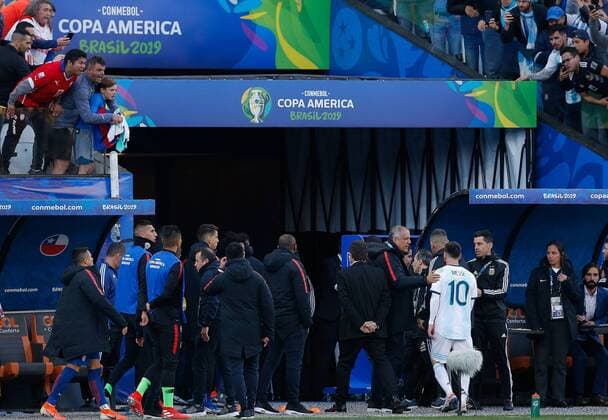 Sport Bilder des Tages Argentina vs. Chile SÃO PAULO, SP - 06.07.2019: ARGENTINA VS. CHILE - Argentina& 39;s Lionel Messi is sent off during a match between Argentina and Chile, valid for the third place match of the Copa América 2019, held this Saturday (06) at the Corinthians Arena in São Paulo, SP. (Photo: Marcelo Machado de Melo Fotoarena) x1759107x  MarceloxMachadoxdexMelo