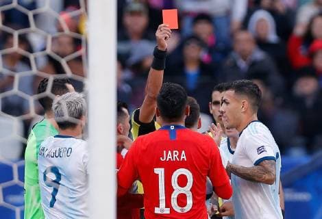 Argentina vs. Chile SÃO PAULO, SP - 06.07.2019: ARGENTINA VS. CHILE - The referee Mario Diaz de Vivar expels Gary Medel from Chile and Lionel Messi from Argentina during a match between Argentina and Chile, valid for the third place match of Copa America 2019, held this Saturday (06) at the Corinthians Arena in São Paulo, SP. (Photo: Marcelo Machado de Melo Fotoarena) x1759110x  MarceloxMachadoxdexMelo