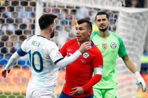 Argentine Lionel Messi (L) and Chilean Gary Medel (C) get into a fight, during the Copa America 2019 3rd place soccer match between Argentina and Chile, at Arena Corinthians Stadium in Sao Paulo, Brazil, 6 July 2019. Argentina vs. Chile !ACHTUNG: NUR REDAKTIONELLE NUTZUNG!  Copyright: xSebastiaoxMoreirax SCA2585 20190706-636980469817195354