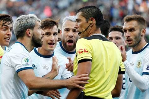 Argentine players argue with the referee after he gave a red card to Argentine Lionel Messi and Chilean Gary Medel, during the Copa America 2019 3rd place soccer match between Argentina and Chile, at Arena Corinthians Stadium in Sao Paulo, Brazil, 6 July 2019. Argentina vs. Chile !ACHTUNG: NUR REDAKTIONELLE NUTZUNG!  Copyright: xSebastiaoxMoreirax SCA2587 20190706-636980470504612864
