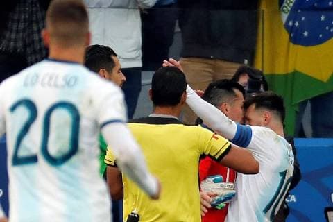 Chile s Medel (L) and Argentina s Messi get into a fight during the Copa America 2019 3rd place soccer match between Argentina and Chile, at Arena Corinthians Stadium in Sao Paulo, Brazil, 6 July 2019. Argentina vs. Chile !ACHTUNG: NUR REDAKTIONELLE NUTZUNG!  Copyright: xPauloxWhitakerx SCA2588 20190706-636980470515862723