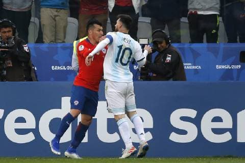 Futbol, Argentina vs Chile Copa America 2019 El jugador de la seleccion chilena Gary Medel, , discute con Lionel Messi de Argentina durante el partido de de definicion del tercer lugar de la Copa America realizado en el estadio Arena de Corinthians de San Pablo, Brasil. 06 07 2019 Andres Pina Photosport Football, Argentina vs Chile Copa America Championship 2019 Chile s player Gary Medel, argues with Lionel Messi of Argentina during the Copa America definition of the third place match held at the Arena do Corinthians stadium in Sao Paulo, Brazil. 06 07 2019 Andres Pina Photosport Argentina vs Chile, Copa America 2019 