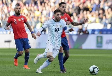 Futbol, Argentina vs Chile Copa America 2019 El jugador de la seleccion argentina Lionel Messi, centro, disputa el balon con Erick Pulgar de Chile durante el partido de de definicion del tercer lugar de la Copa America realizado en el estadio Arena de Corinthians de San Pablo, Brasil. 06 07 2019 Leo Pinheiro Dia Esportivo Photosport Football, Argentina vs Chile Copa America Championship 2019 Argentina s player Lionel Messi, center, battles for the ball against Erick Pulgar of Chile during the Copa America definition of the third place match held at the Arena do Corinthians stadium in Sao Paulo, Brazil. 06 07 2019 Leo Pinheiro Dia Esportivo Photosport Argentina vs Chile, Copa America 2019 