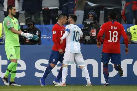 Futbol, Argentina vs Chile Copa America 2019 El jugador de la seleccion chilena Gary Medel, , discute con Lionel Messi de Argentina durante el partido de de definicion del tercer lugar de la Copa America realizado en el estadio Arena de Corinthians de San Pablo, Brasil. 06 07 2019 Andres Pina Photosport Football, Argentina vs Chile Copa America Championship 2019 Chile s player Gary Medel, argues with Lionel Messi of Argentina during the Copa America definition of the third place match held at the Arena do Corinthians stadium in Sao Paulo, Brazil. 06 07 2019 Andres Pina Photosport Argentina vs Chile, Copa America 2019 