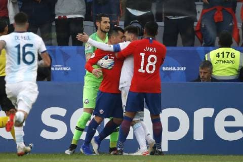 Futbol, Argentina vs Chile Copa America 2019 El jugador de la seleccion chilena Gary Medel, , discute con Lionel Messi de Argentina durante el partido de de definicion del tercer lugar de la Copa America realizado en el estadio Arena de Corinthians de San Pablo, Brasil. 06 07 2019 Andres Pina Photosport Football, Argentina vs Chile Copa America Championship 2019 Chile s player Gary Medel, argues with Lionel Messi of Argentina during the Copa America definition of the third place match held at the Arena do Corinthians stadium in Sao Paulo, Brazil. 06 07 2019 Andres Pina Photosport Argentina vs Chile, Copa America 2019 
